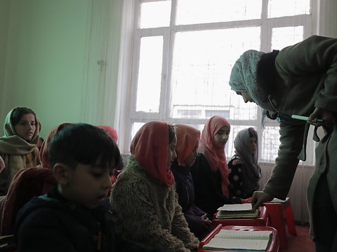 Les filles afghanes subitement privées d'école par les talibans