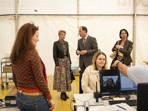 Visite de Karin Keller-Sutter dans un centre d'asile à Bâle