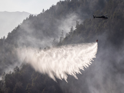 Le feu de forêt s'étend au Tessin