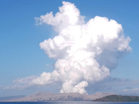 Des milliers de Philippins fuient après une éruption volcanique