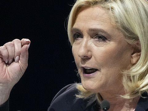 Dimanche crucial pour les candidats, M. Macron exhorte à voter
