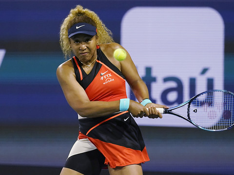 Osaka écrase Collins pour rejoindre Bencic en demies