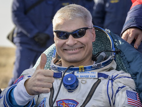 Un vaisseau Soyouz ramène de l'ISS deux Russes et un Américain