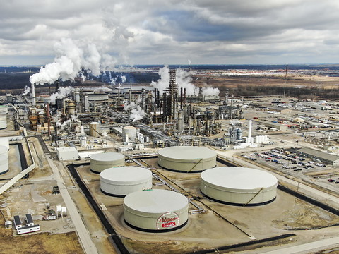 Les prix du pétrole chutent lourdement
