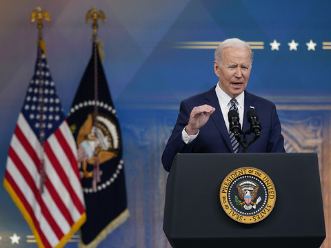 Pétrole cher: Joe Biden promet de 