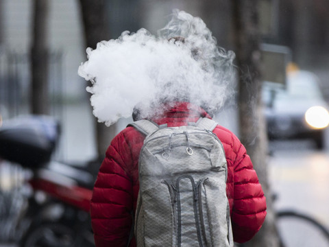 Controverse sur les dangers ou les avantages de l'e-cigarette