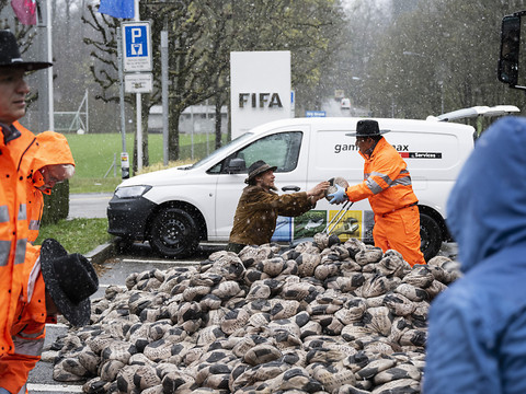 Ballons remplis de sable à Zurich contre la Coupe du monde au Qatar