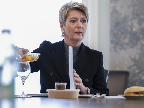 L'accueil des réfugiés se déroule bien selon Karin Keller-Sutter