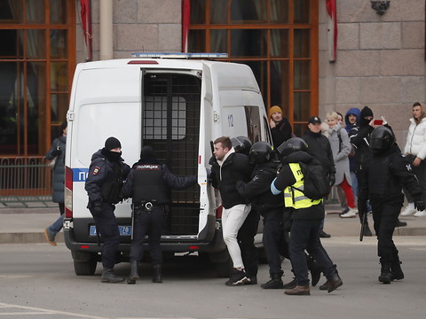 Russie: plus de 200 arrestations lors des protestations contre le conflit en Ukraine