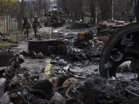 Kiev dit avoir retrouvé les corps de 410 civils, accuse Moscou de 