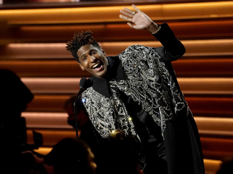 Le jazzman Jon Batiste et Silk Sonic triomphent aux Grammy Awards
