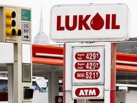 Le pétrole poursuit sa hausse dans l'attente de nouvelles sanctions