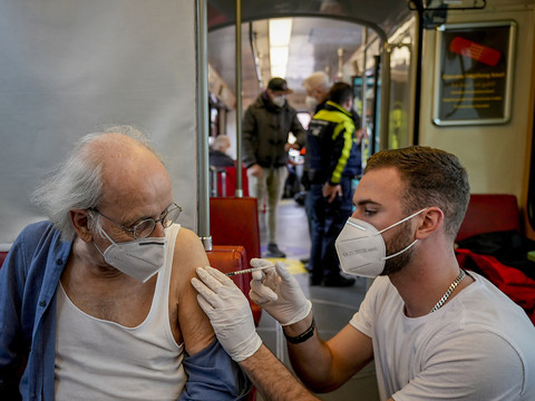L'UE autorise une deuxième dose de rappel pour les plus de 80 ans