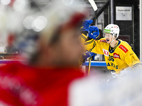 Davos renverse une situation compromise et file en demi-finale