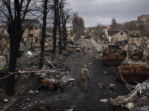 Kiev poursuit les évacuations dans l'est et réclame 