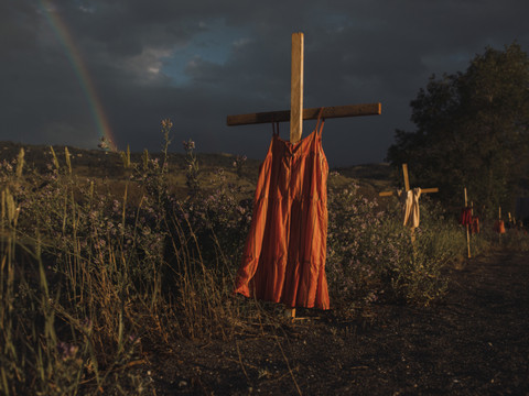 Une image de robes pendues sur des croix lauréate
