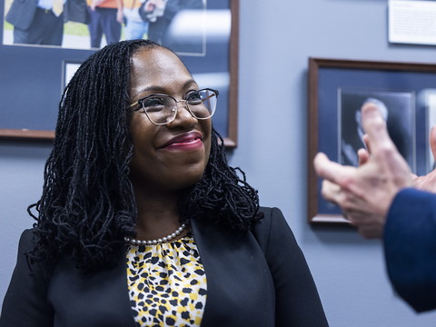 Cour suprême américaine: le Sénat confirme Ketanji Brown Jackson