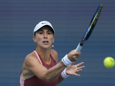 Bencic renverse Badosa et file en demies