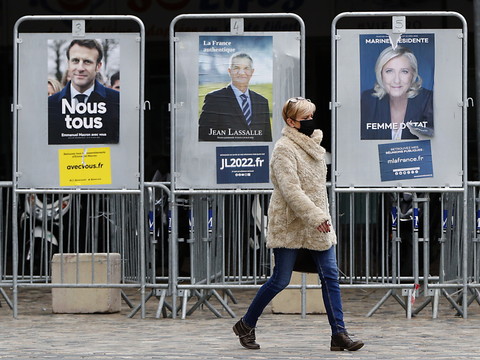 Les douze candidats à la présidentielle française tenus au silence