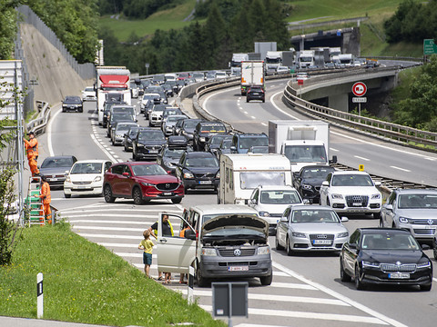 Vacances pascales: jusqu'à 14 km de bouchons au Gothard