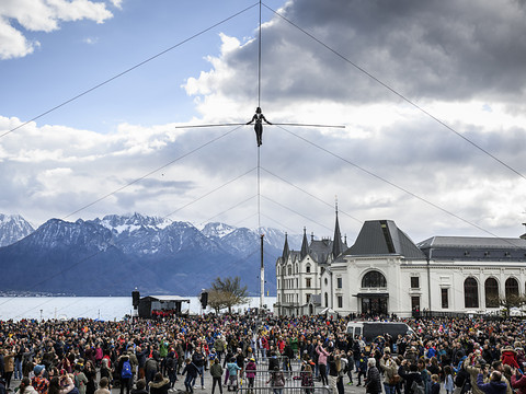 Une funambule traverse la place du Marché à Vevey