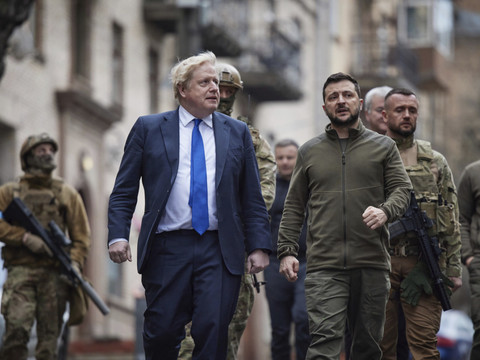 Johnson promet des armes à Kiev, qui craint une offensive imminente