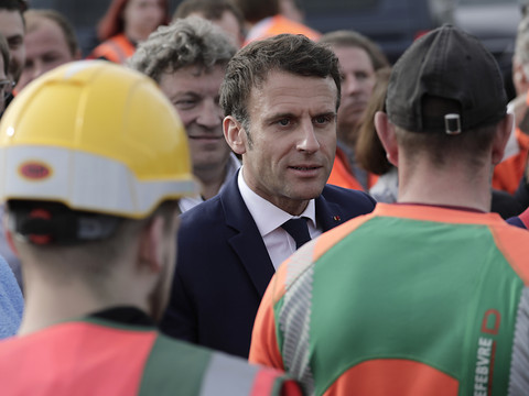 Macron évoque les retraites, Le Pen appelle à contenir l'inflation