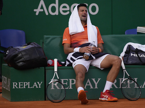 Novak Djokovic devant un immense chantier