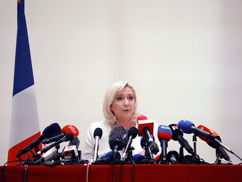 Climat: Le Pen assure qu'elle ne sortira 