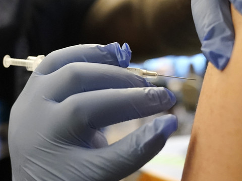 Pfizer n'exclut pas un vaccin multi-variant à l'automne