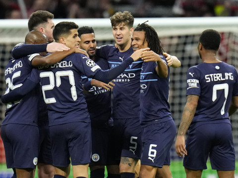 Manchester City passe en tremblant