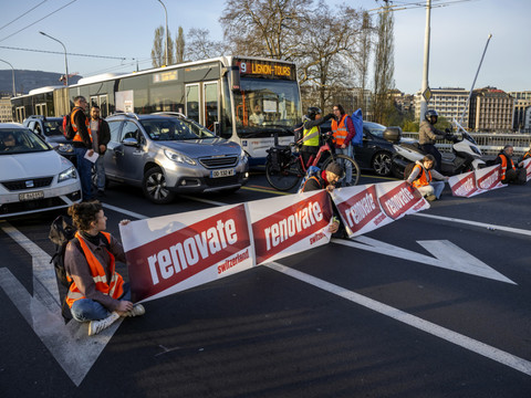 Des militants pro-climat bloquent le pont du Mont-Blanc