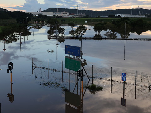 Afrique du Sud: difficiles recherches de disparus après des inondations dévastatrices
