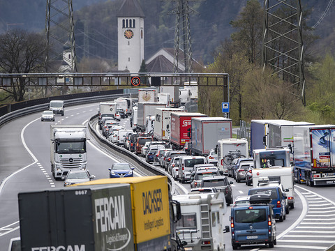 Longs bouchons devant le Gothard le Vendredi saint