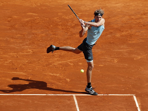 Zverev se qualifie au forceps face à Sinner