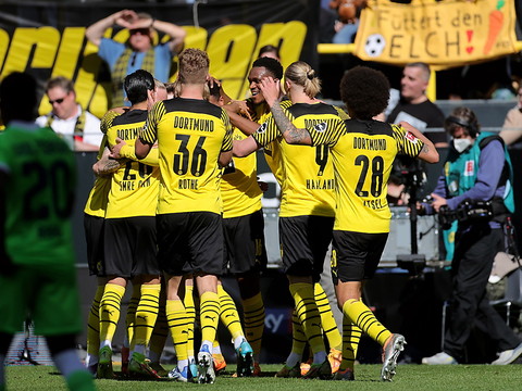 Akanji marque, Dortmund déroule
