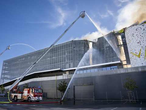 Important incendie dans la zone industrielle de Satigny (GE)