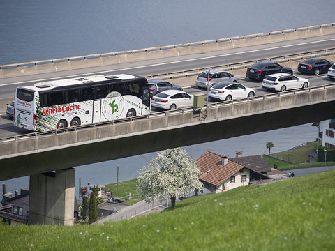 Des bouchons sur des kilomètres au Gothard - Un week-end record