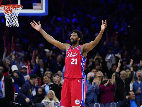 Les Sixers musellent encore les Raptors