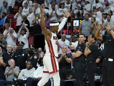 Les Hawks déjà le  dos au mur