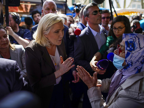 Macron et Le Pen reprennent leur duel à distance
