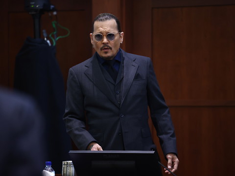 Des messages violents de Johnny Depp lus au tribunal