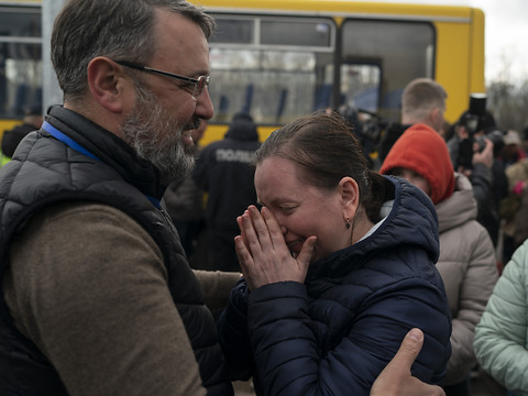 Après deux mois de siège, le regard éteint des évacués de Marioupol