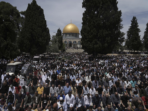 Tirs de roquettes vers Israël, dizaines de blessés à Jérusalem