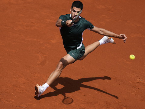 Alcaraz dans le dernier carré à Barcelone, et dans le top 10