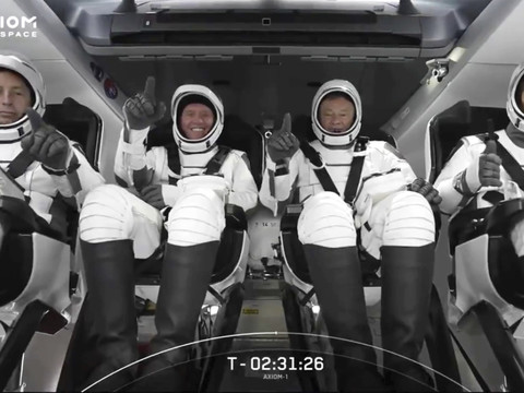 Les quatre membres d'une mission spatiale privée sont de retour
