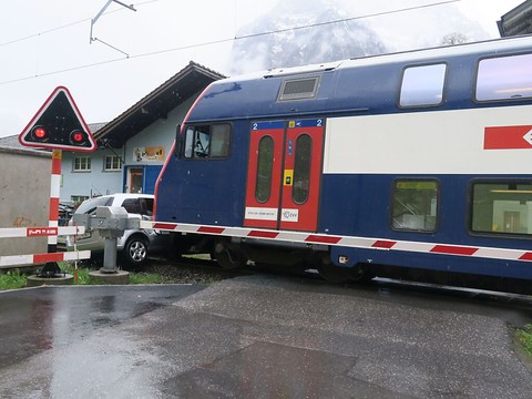 Voiture happée par un train sur un passage à niveau près de Glaris