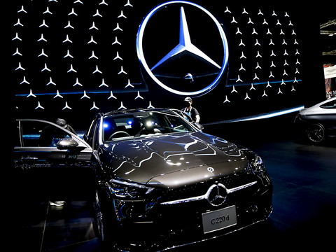 Mercedes-Benz a moins vendu, mais plus cher au 1er trimestre