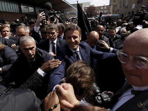 Macron visé par un jet de tomates lors d'un déplacement