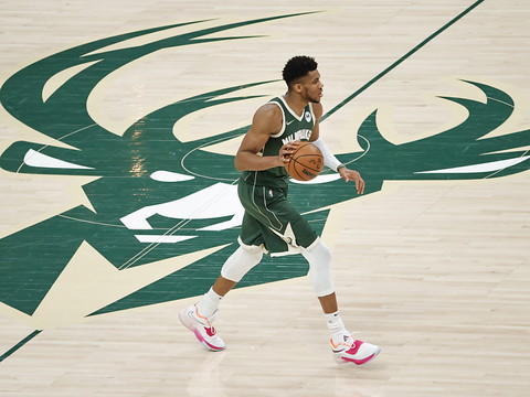 Bucks et Warriors qualifiés pour le 2e tour
